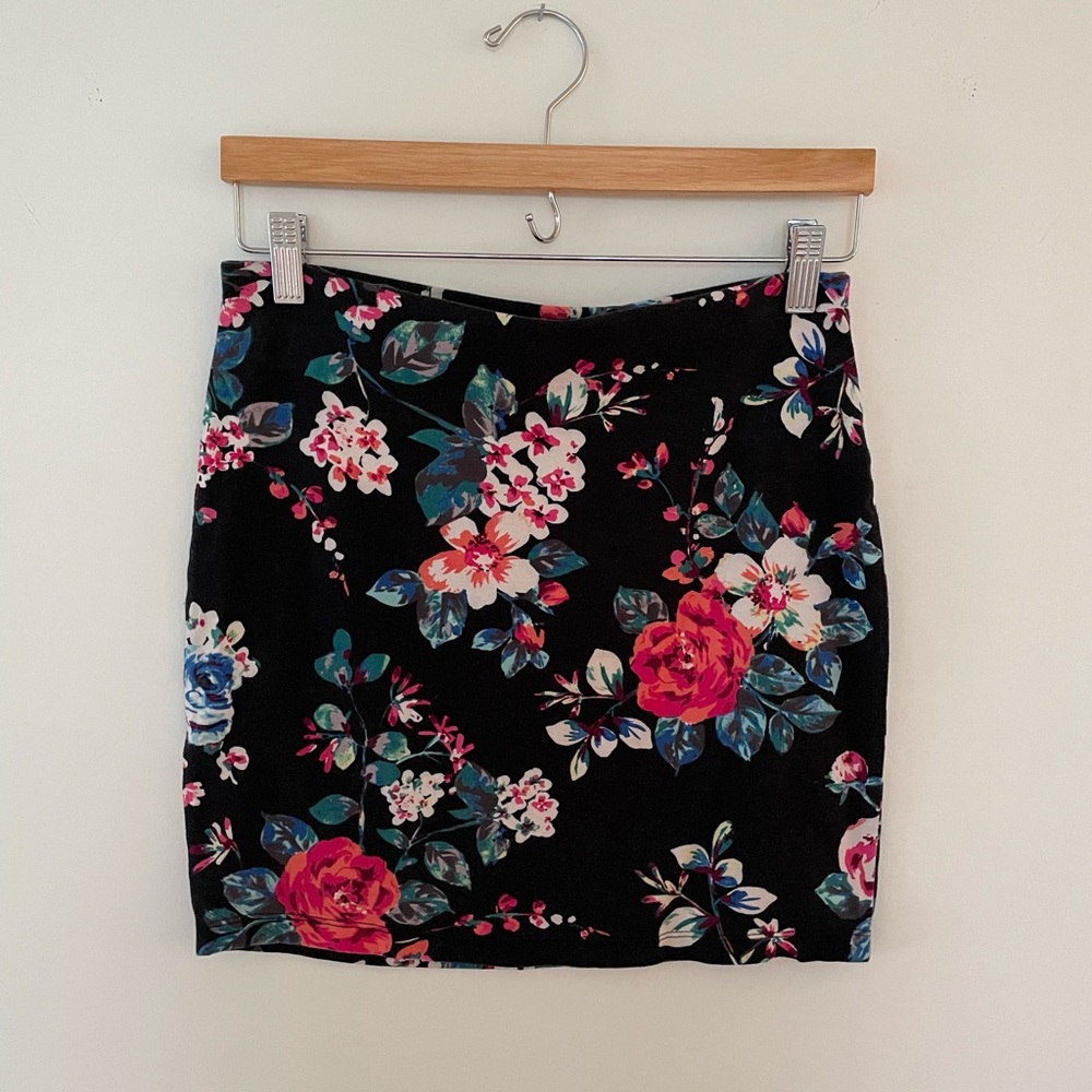 EXPRESS black floral stretch mini skirt. Size S.